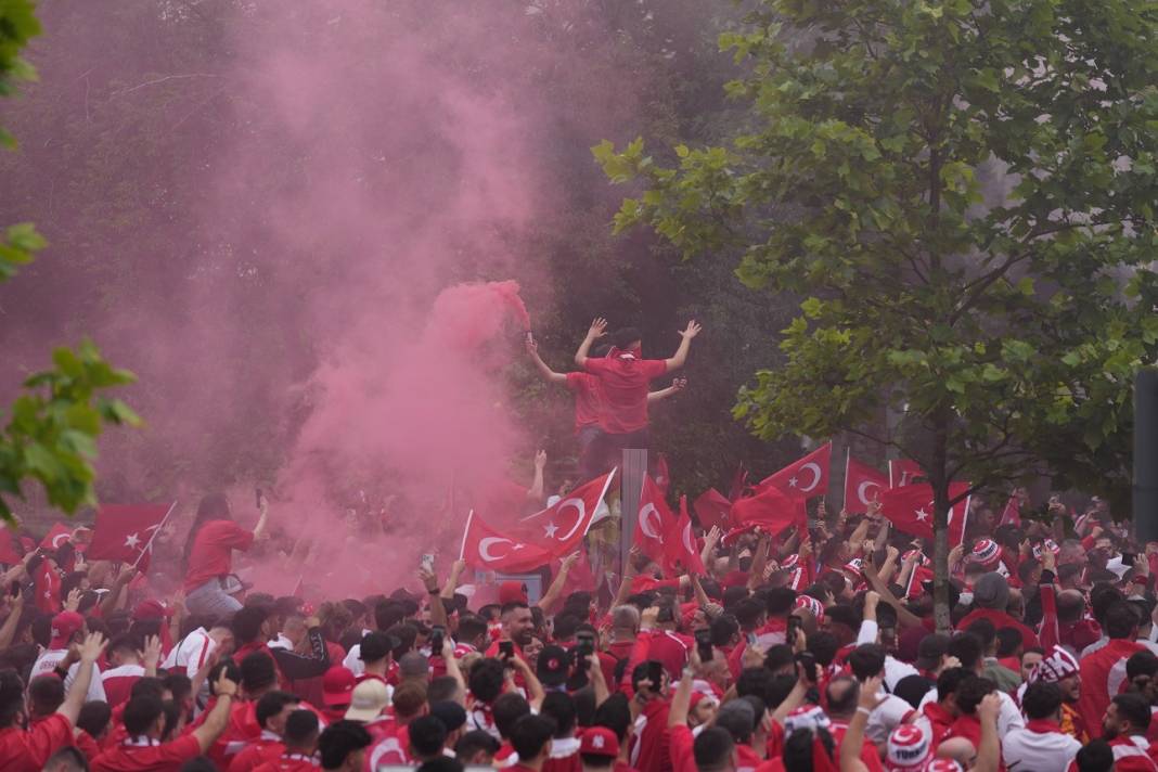 Türkiye-Gürcistan Maçı Öncesi Dortmund Sokakları Kırmızı-Beyaza Büründü 5